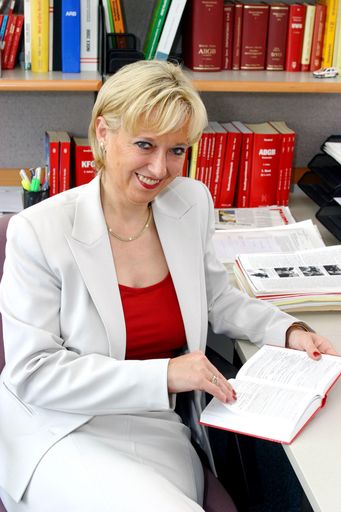 "Der genaue Vergleich zahlt sich aus. Bei den Prämien
sind Einsparungen bis zu 36 Prozent möglich", fasst die Leiterin des
ARBÖ-Rechtreferates Dr. Barbara Auracher-Jäger das Ergebnis des
ARBÖ-Kfz-Versicherungsvergleiches für Führerscheinanfänger zusammen.