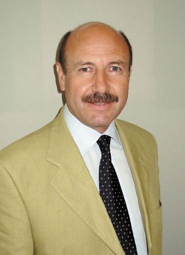 Bei der Generalversammlung am 23. April 2003 schließt
die Güteschutzgemeinschaft WDVS-Fachbetrieb die Gründungs- und
Startphase erfolgreich ab und stellt die Weichen auf weiteren Ausbau.
Obmann Baurat h.c. Dipl. Ing. Wilhelm Sedlak zieht erfolgreich Bilanz
und übergibt das Amt für die nächste Phase an Prok. Ing. Peter
Wallisch (WIBEBA). Im Bild: Prok. Ing. Peter Wallisch.