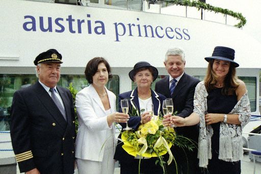 Taufe der ms austria princess. (v.l.n.r.) Komm.-Rat
Kapitän Franz Brandner, Mag. Barbara Mosser-Brandner, Taufpatin
Marlies Brandner, Landesrat Ernest Gabmann, Mag. Birgit Brandner