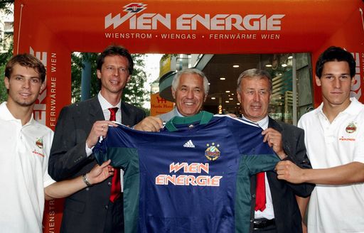 Andreas Ivanschitz, Peter Schöttel, Michael Obentraut
(Wien Energie), Trainer Josef Hickersberger, Helge Payer (v.l.n.r.)