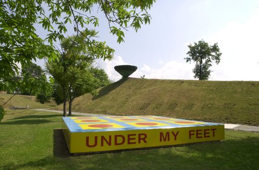 Der erste Österreichische Skulpturenpark wird am 28.
Juni 2003 offiziell eröffnet und präsentiert sich hinkünftig als
größtes heimisches Projekt seiner Art einer breiten Öffentlichkeit.
Im Bild: Thomas Stimm: Terrainian Platform (im Vordergrund),
Michael Kienzer: o.T. (im Hintergrund)