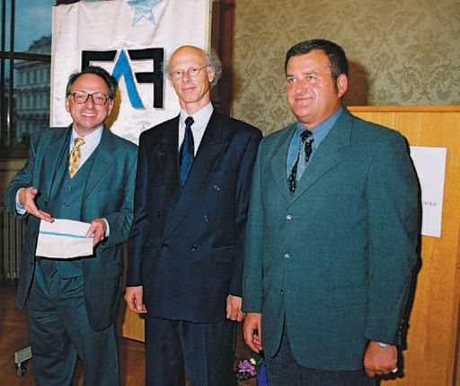 Moderator Ronald Barazon, o. Univ.-Prof. Jörg
Finsinger vom Lehrstuhl für Finanzdienstleistungen an der
Universität Wien sowie wissenschaftlicher Beirat der FAF und
FAF-Präsident Komm.-Rat Wolfgang K. Göltl (v.l.n.r.) präsentieren
den "Lehrgang universitären Charakters"