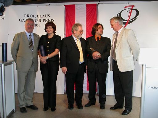 v.l.n.r. Bürgermeister Wilhelm Rainer,
Chefredakteurin SÜDWIND Magazin Irmgard Strach-Kirchner,
ÖJC-Präsident Fred Turnheim, Gatterer-Preisträger 2003 Robert
Gordon und Landesrat Dr. Bruno Hosp.