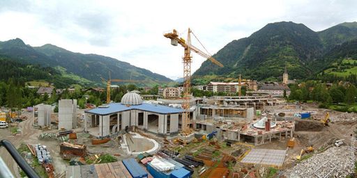 Umgeben von einem einzigartigen Bergpanorama entsteht
im Gasteinertal um 23,1 Millionen Euro auf 30.000 Quadratmetern die
modernste alpine Gesundheits- und Freizeitwelt Europas: die neue
Therme Gastein.