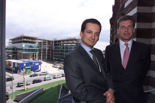 Über die Dachgleiche freuten sich die stolzen
Eigentümer (v.l.n.r): Mag. Alexander Fiedler, Projektleiter Zwerenz
& Krause; Erik J. Ruane, Development Director, Europa Fund