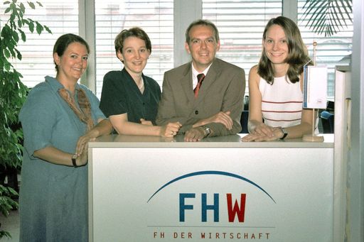 Wollen die starren Grenzen zwischen Marketing,
Werbung, PR, und Corporate Identity auflösen helfen. Die Leiter
und Studentenvertreterinnen des FH-Studiengangs
Kommunikationswirtschaft freuen sich nach vier Jahren über den
erfolgreichen Abschluss und die ersten AbsolventInnen. Im Bild
v.l.n.r.: "kleine Gruppe Büro Nr. 7" Mag. (FH) Sabine Hauger
(Studentensprecherin), Prof. (FH) Mag. Priska Bobolik
(Studiengangsleiterin), Mag. Stefan Krammer (Geschäftsführer der
FH-Studiengänge der Wiener Wirtschaft), Mag. (FH) Judith Piplics
(Studentensprecherin)