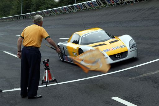 Giorgio Pianta gibt das Startsignal für Karl Mauer im
Opel Eco Speedster am Samstag, 26. Juli 2003, auf der Opel
Hochgeschwindigkeitsstrecke in Dudenhofen. Insgesamt 19 Kurz- und
Langstreckenrekorde peilt Opel bis zum Sonntag Mittag, 27. Juli
2003, an. 6 Kurzstreckenrekorde konnten bereits zertifiziert
werden.
Die Verwendung dieses Bildes ist für redaktionelle Zwecke
honorarfrei. Abdruck bitte unter Quellenangabe: "obs/Adam Opel AG"