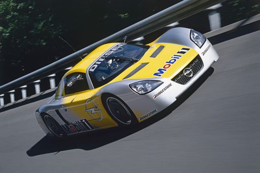 Vorschau Bild von Der Opel Eco Speedster auf der Opel
Hochgeschwindigkeitsstrecke in Dudenhofen. Insgesamt 19 Kurz- und
Langstreckenrekorde peilt Opel mit dem Dieselfahrzeug von Samstag
Mittag, 26.Juli 2003, bis Sonntag Mittag, 27. Juli, an. 6
Kurzstreckenrekorde konnten bereits zertifiziert werden. 
Die Verwendung dieses Bildes ist für redaktionelle Zwecke
honorarfrei. Abdruck bitte unter Quellenangabe: "obs/Adam Opel AG"
