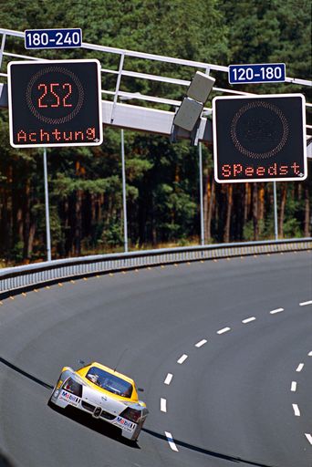 Vorschau Bild von Der Opel Eco Speedster auf der Opel
Hochgeschwindigkeitsstrecke in Dudenhofen. Insgesamt 19 Kurz- und
Langstreckenrekorde peilt Opel mit dem Dieselfahrzeug von Samstag
Mittag, 26.Juli 2003, bis Sonntag Mittag, 27. Juli, an. 6
Kurzstreckenrekorde konnten bereits zertifiziert werden. 
Die Verwendung dieses Bildes ist für redaktionelle Zwecke
honorarfrei. Abdruck bitte unter Quellenangabe: "obs/Adam Opel AG"