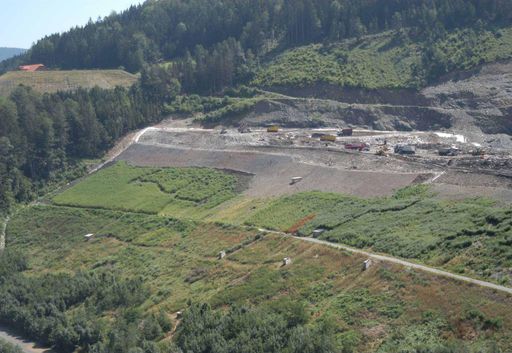 Im Bild oben die aktuelle Einbaufläche, darunter die
bereits verfüllten und rekultivierten Deponieabschnitte