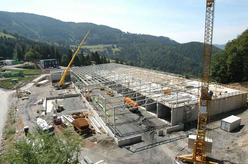 Die mechanisch-biologische Abfallbehandlungsanlge (im
Bild die fast 90 m lange Rottehalle) der SERVUS GmbH. & Co KG wird
ab 2004 eine wesentliche Rolle für die Abfallentsorgung der Stadt
Graz spielen.