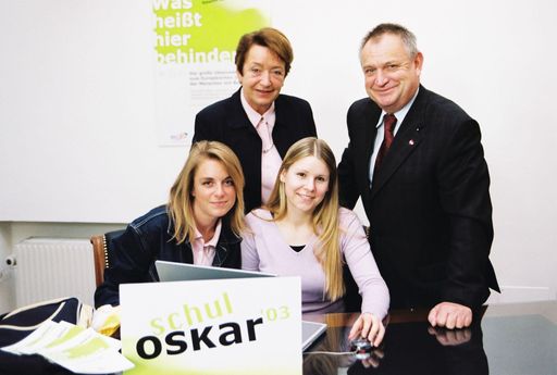Vorschau Bild von Bildungsministerin Elisabeth Gehrer und
Sozialminister Herbert Haupt zeigen, wie man beim SchulOskar
mitmacht: mehr Infos unter www.gleichanders.at