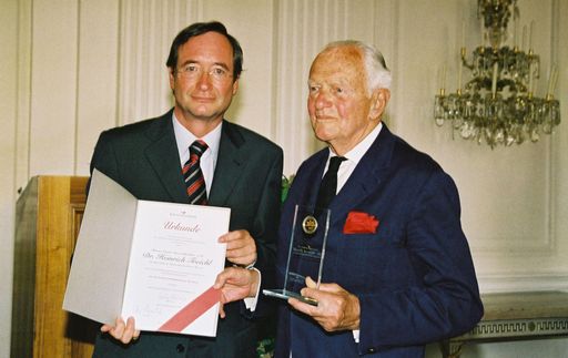 WB-Präsident Leitl zeichnet Heinrich Treichl mit
Goldener Julius-Raab-Ehrenmedaille aus