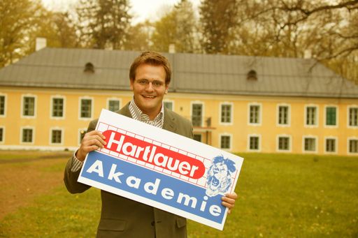 Ab sofort präsentiert sich der Löwe unter
http://www.hartlauer.at völlig neu gestaltet und stellt mit nahezu
100.000 Artikel die wahrscheinlich größte Datenbank der Branche
dar. im Bild: Robert F. Hartlauer