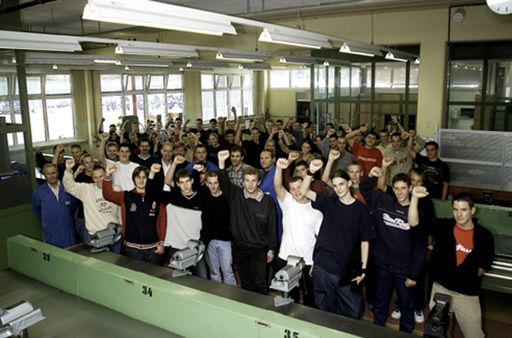 In den zwei steirischen MAGNA-Ausbildungszentren in
Graz und Albersdorf begann am Montag, dem 1. September 2003, für 69
neue Lehrlinge, davon 11 Mädchen, der Ernst des Berufslebens.