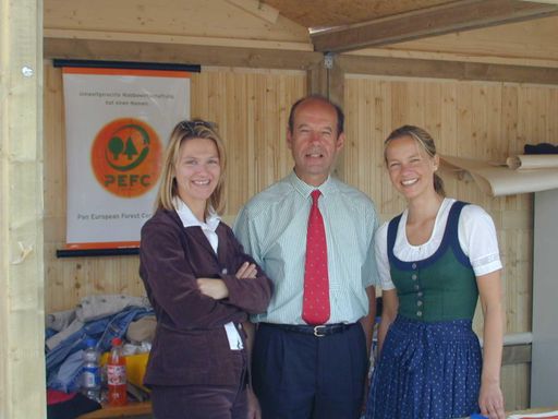 Daniela Steinbach (li.), PEFC Austria, Mag. Kristin
Dawes (re.) und Dipl.-Ing. Stefan Schenker (mi.), Präsident  vom
Hauptverband der Land- u. Forstwirtschaftsbetriebe Österreichs