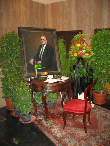 Bild des früheren Präsidenten des Rechnungshofes Dr.
Tassilo Broesigke (8. Juni 1919 bis 9. September 2003) und das
Kondolenzbuch im Rechnungshof
