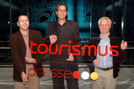 Exklusive Kooperation mit APA OTS, news aktuell und
news aktuell Schweiz. Im Bild: Mag. Peter Kropsch, Geschäftsführer
der APA OTS GesmbH, Mag. Stefan Kröll, Geschäftsführer der
tourismuspresse, Eduard Meyer, Geschäftsführer news aktuell