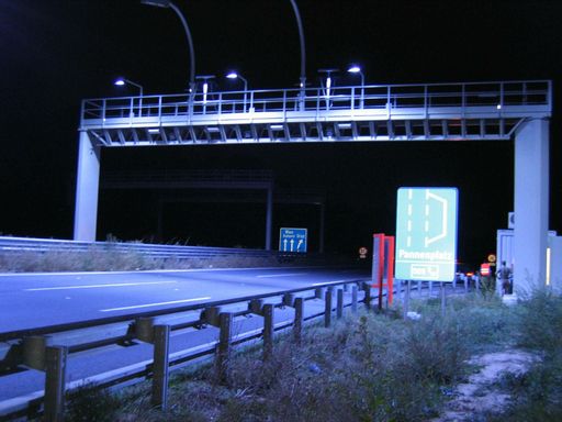 Die Straßenumgebung bestimmter Kontrollportale wird
aufgrund der dort herrschenden Lichtverhältnisse mit blau
leuchtenden Scheinwerfern erhellt.