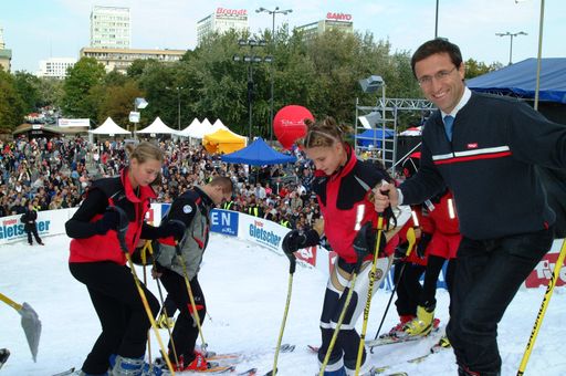 Stand den Warschauer Kindern auf den 50 Meter langen
Piste gerne als Skilehrer zur Seite - Tirol Werber Josef
Margreiter, der sich vom Besucherandrang und dem Medienecho
beeindruckt zeigte.