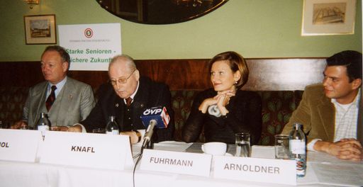 Gelebter Generationen-Dialog - sie präsentierten das
gemeinsame politisches Positionspapier von Junger Volkspartei und
Seniorenbund: Nationalratspräsident Khol, Seniorenbund-Bundesobmann
Knafl, JVP-Obfrau Fuhrmann, JVP-Obfrau-Stv. Arnoldner (von links)