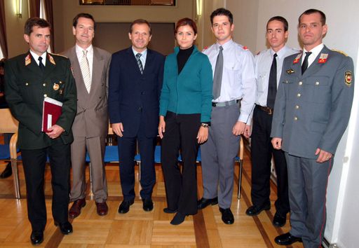 Vorschau Bild von Innenminister Dr. Ernst Strasser besuchte am 9.
Oktober 2003 Teilnehmer des dienstführenden Kurses der
Sicherheitsexekutive im Ausbildungszentrum Marokkaner Kaserne in
Wien.