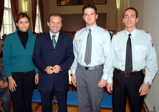 Innenminister Dr. Ernst Strasser besuchte am 9.
Oktober 2003 Teilnehmer des dienstführenden Kurses der
Sicherheitsexekutive im Ausbildungszentrum Marokkaner Kaserne in
Wien.