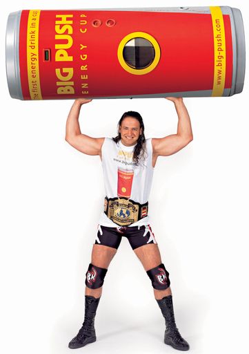 Chris Raaber alias "Bambikiller" stemmt den Automaten
seines Hauptsponsors Big Push