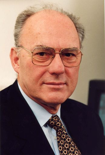 Nach 13 Jahren an der Spitze der Österreichischen
Notariatskammer hat der Präsident der Notare, Dr. Georg Weißmann,
sein Mandat zurückgelegt. Sein Nachfolger wird beim Delegiertentag
2003 der ÖNK am 22. Oktober gewählt.