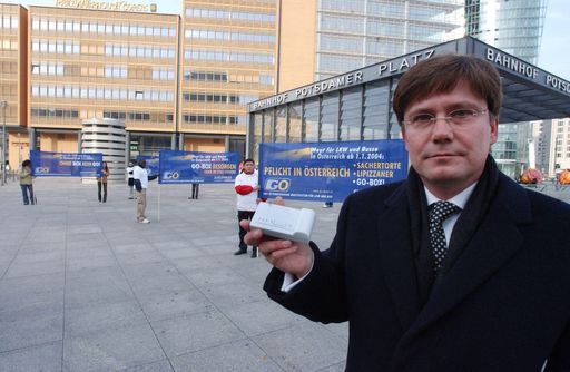 Mautsystem startet in Österreich am 1.1.04.
Im Bild: Peter Newole beim Pressegespräch am Potsdamer Platz in
Berlin.