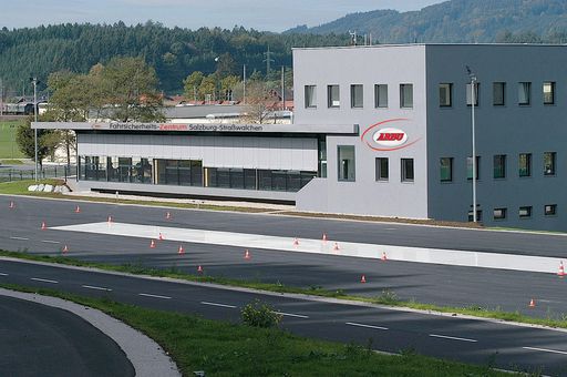Führerscheinneulingen, aber auch erfahrenen
Autofahrern bietet das neue ARBÖ-Fahrsicherheitszentrum in
Straßwalchen die optimale Chance, richtiges Fahrverhalten in
Notsituationen zu trainieren und dabei die Grenzen der eigenen
Fahrkunst am eigenen Fahrzeug auszuloten.