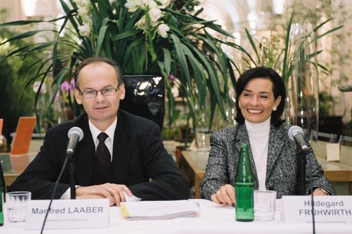 dm drogerie markt Pressegespräch: Im Bild Manfred
Laaber und Hildegard Frühwirth (Mitglieder der Geschäftsleitung)