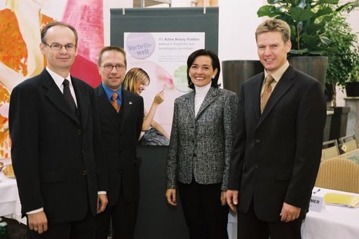 Vorschau Bild von dm drogerie markt - im Bild v.l.n.r.: Peter Krammer,
Manfred Laaber, Hildegard Frühwirth und Thomas Köck (Mitglieder der
Geschäftsleitung)