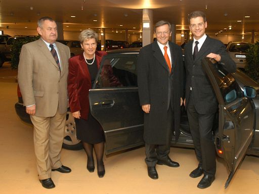 Freitag, den 24. Oktober 2003 fand in Graz, ein
Treffen der Österreichischen Bundesregierung unter Führung von
Bundeskanzler Wolfgang Schüssel mit der Steirischen Landesregierung
unter Führung von Landeshauptmann Waltraud Klasnic statt.
(v.l.n.r.:)BM Herbert Haupt, LH Waltraud Klasnic, Bundeskanzler
Wolfgang Schüssel, Martin Wäg, Vorstand Kastner+Öhler