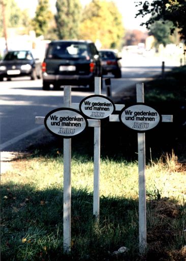 Alljährlich zu Allerheiligen stellt der ARBÖ weiße
Kreuze mit der Inschrift "Wir gedenken und mahnen" an Stellen auf,
an denen sich tödliche Unfälle ereignet haben. Damit will die
Kraftfahrerorganisation der Todesopfer im Straßenverkehr gedenken
und zu mehr Vorsicht mahnen.