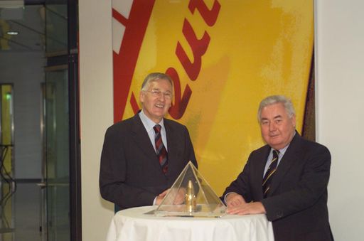 "Mit dem Goldenen Zuckerhut 2003 ausgezeichnet: Veit
Schalle, Generalbevollmächtigter von REWE Austria  (im Bild links),
und Wolfgang Wimmer, Vorstand der BILLA AG"
