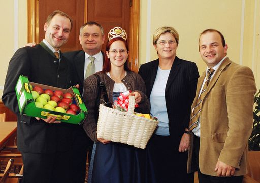 Anlässlich des morgigen "Tages des Apfels" bekamen Sozialminister
Mag. Herbert Haupt und Staatssekretärin Ursula Haubner Besuch von
der "Apfelkönigin" und ihren Begleitern.