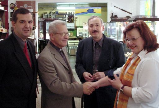Peter Höfner überreicht das von ihm gefertigte
Schmuckstück den glücklichen Gewinnern, Herrn und Frau
Steiner.v.l.n.r. Wolfgang Hufnagl, Obmann der Goldschmiede Meister
Gilde; Peter Höfner; Familie Steiner