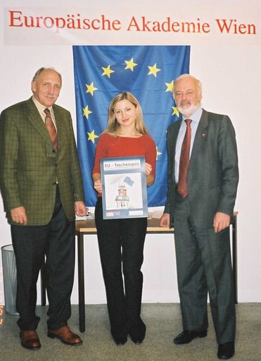 Dipl. Ing. Karl Doutlik, Leiter der Vertretung der Europäischen
Kommission in Wien (l.), Dr. Erich Wendl, Generalsekretär,
Europäische Akademie Wien (r.), Alexandra, tschechische Studentin
in Wien.