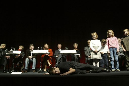 Die Diskutanten aus Wissenschaft, Politik und
Wirtschaft verfolgen bei der Podiumsdiskussion des Wiener
Kindertheaters die außergewöhnliche Interpretation des Erlkönigs
eines jungen Darstellers. www.kindertheater.com