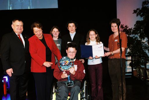 BM Mag. Herbert Haupt und BM Elisabeth Gehrer mit den Gewinnerinnen
und Gewinnern des SchulOskars 2003 (Kategorie Unterstufe) der
Hauptschule Vöcklabruck