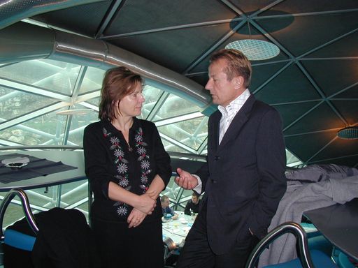 Dr. Edith Schlaffer, Hauptrednerin der Konferenz, im
Gespräch mit Sportstaatssekretär Mag. Karl Schweitzer