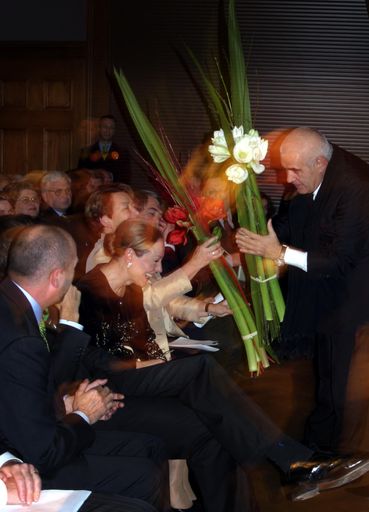 Anlass 100 Jahre Wiener Werkstätte: Peter Noever, Direktor des MAK,
überreicht Elisabeth Gehrer, Bundesministerin  für Bildung,
Wissenschaft und Kultur, Blumen