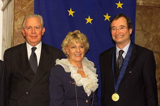 Merite Européen in Gold für WKÖ-Präsident Leitl (r.).
Weiters im Bild Prof. Dr. Ursula Braun-Moser und Jacques Santer.