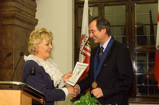 Vorschau Bild von Prof. Dr. Ursula Braun-Moser überreicht den Merite
Européen in Gold an WKÖ-Präsident Leitl