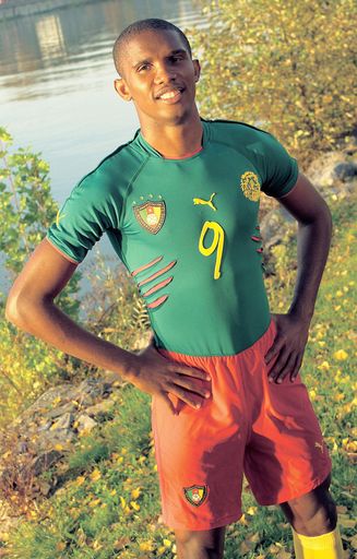 Premiere für das revolutionäre Fußballtrikot Kameruns
bei den Afrikameisterschaften. Die Nationalmannschaft Kameruns wird
bei ihrem ersten Gruppenspiel der Afrikameisterschaften 2004 gegen
Algerien am 25. Januar in Sousse (Tunesien) in einem neuen,
revolutionären Einteiler von PUMA mit dem Namen UniQT [yuni:kit]
auflaufen.