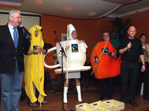 FAIRTRADE Pinata: Im Bild v.l.n.r. Edi Finger jun.,
Marcus Wadsak, Isabella Krassnitzer, Byron Morejon-Almeida und
Alexander Goebel