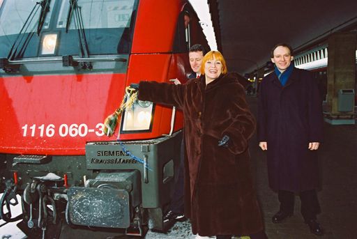 v.l.n.r.: Karl Zöchmeister, Leiter ÖBB
Personenverkehr, Chris Lohner und Erich Söllinger, ÖBB
Vorstandsdirektor bei der Taufe des Zuges
"Christoffel-Blindesnmission".
