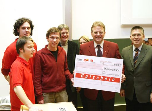 Stellvertretend für alle Studierenden konnte sich Martin Hölbling
über die Rückerstattung der Studiengebühren freuen. (v.l.n.r.:
Stefan Otti, Martin Hölbling, LAbg. Peter Kaiser, Dr. Peter Ambrozy
und NRAbg.Josef Broukal)