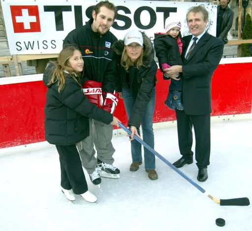 Eishockey-Crack und Nationalteamspieler Gregor
Baumgartner, Ute Weissensteiner vom Stadt-Wien Marketing und
Tissot-Präsident Francois Thiebaud testeten mit Kindern das Eis für
die Eishockey-Charity am Donnerstag, 12.2. (Personen v.l.n.r.)